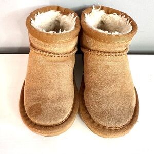 UGG classic short boot in toddler size 25 (8)